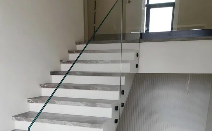 Ограждение из триплекса в японском стиле для лестницы с площадкой