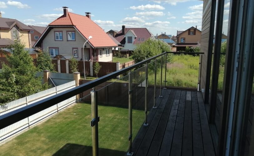 Ограждение балкона на квадратных стойках с заполнением из стекла